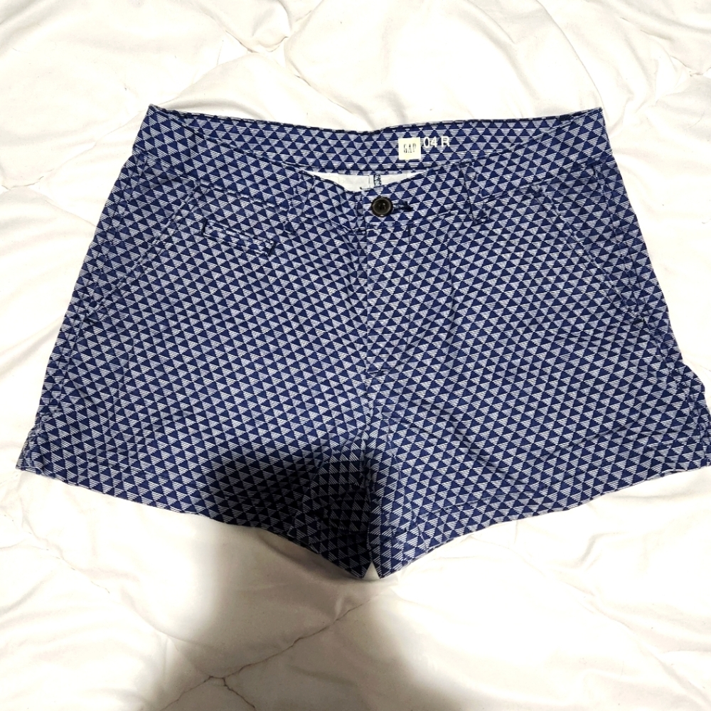 Gap blue and white shorts with 4 pockets.